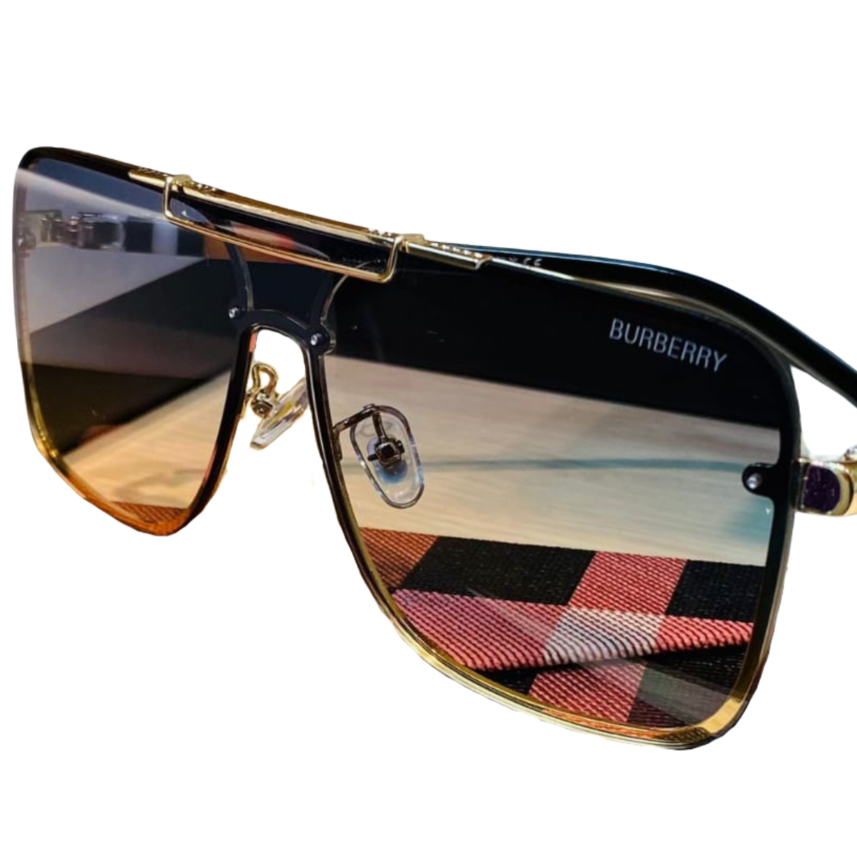 BURBERRY GAFAS HOMBRE: Elegancia y Estilo en Cada Mirada Si estás buscando unas Burberry gafas hombre, has llegado al lugar correcto. En Onlineshoppingcenterg, ofrecemos una amplia selección de gafas Burberry originales que combinan elegancia, estilo y protección solar. Ya sea que busques unas gafas de sol o unos lentes para complementar tu look diario, Burberry es sinónimo de calidad y prestigio.  ¿Por Qué Elegir BURBERRY GAFAS HOMBRE? Las gafas de sol Burberry hombre no solo protegen tus ojos de los rayos UV, sino que también añaden un toque de sofisticación a tu estilo. Cada modelo está diseñado con precisión y materiales de alta calidad para garantizar durabilidad y confort. Si buscas unas gafas Burberry originales, estás invirtiendo en un accesorio de lujo que destaca por su diseño y funcionalidad.  Ventajas de Comprar Gafas Burberry para Hombre Diseño Clásico y Moderno: Las gafas Burberry hombre ofrecen una mezcla perfecta entre lo clásico y lo moderno, ideal para cualquier ocasión. Calidad Premium: Los materiales utilizados en las gafas Burberry originales garantizan resistencia y confort. Protección Solar Completa: Los lentes de sol Burberry hombre brindan protección contra los rayos UV, cuidando tu salud visual sin sacrificar el estilo. Distinción y Prestigio: Burberry es una marca de lujo reconocida mundialmente, lo que convierte a sus gafas en un símbolo de estatus. Precios de Lentes Burberry para Hombre y Mujer Si te preguntas sobre el precio de los lentes Burberry hombre, en Onlineshoppingcenterg ofrecemos precios competitivos y promociones exclusivas para que puedas adquirir tus gafas Burberry originales sin pagar de más. También contamos con una selección de lentes Burberry mujer precio accesible, para que todos encuentren el modelo ideal.